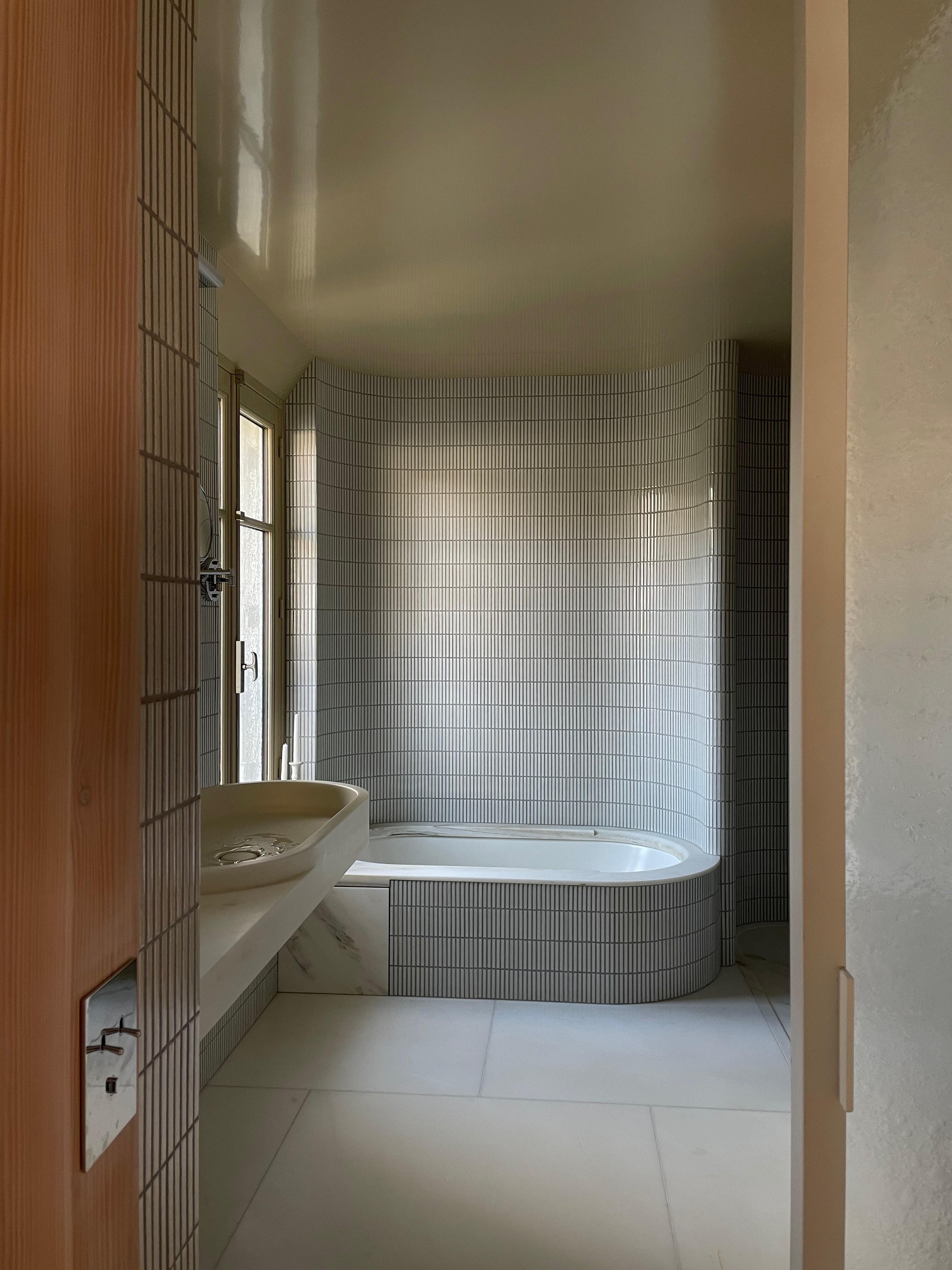 Yohen Speckled White — Paris bathroom by Federico Masotto Architecte