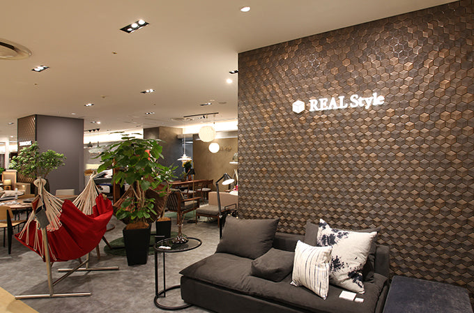 Model Six Metallic Black at REAL Style