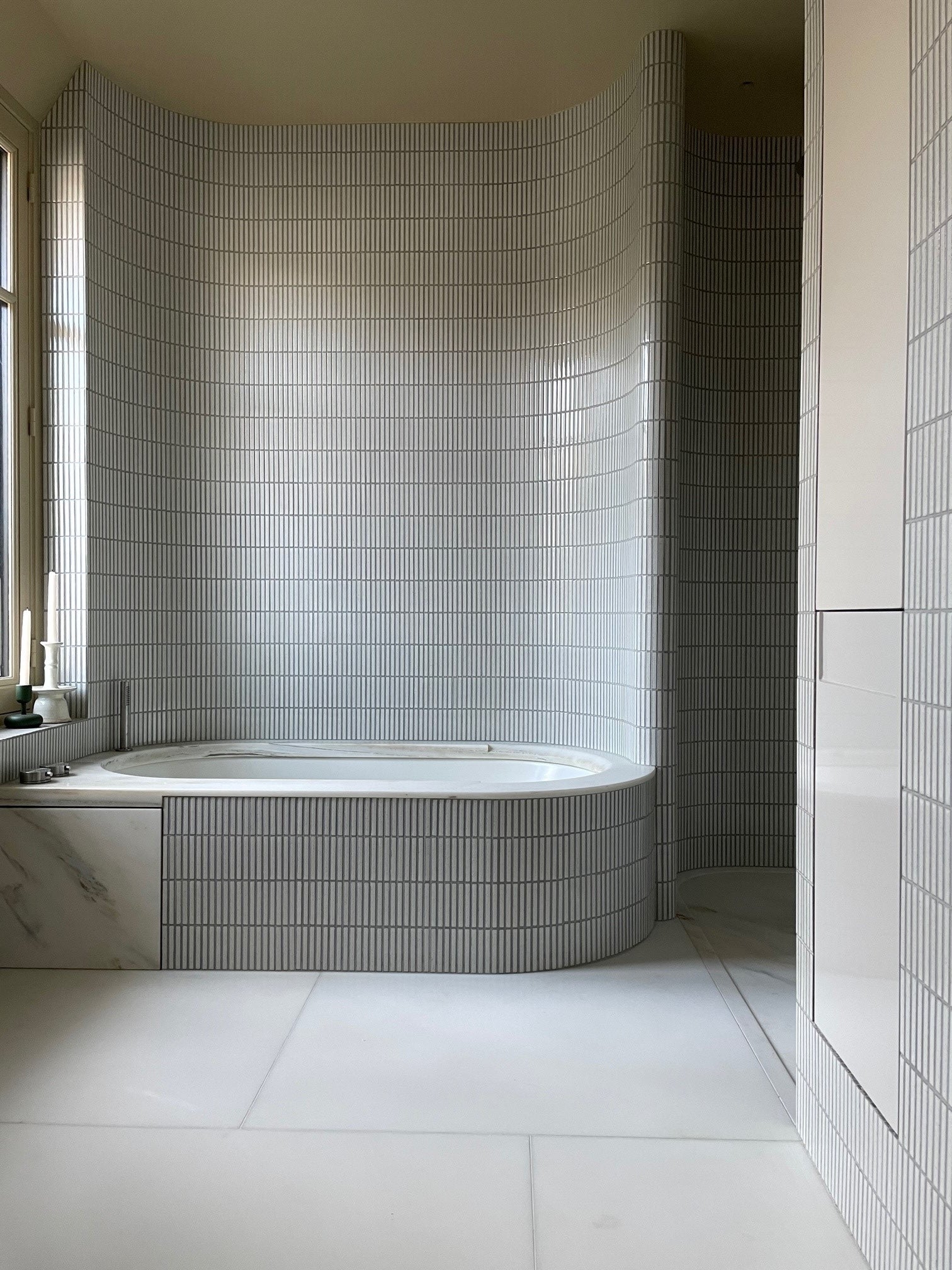 Bath elevation with full courses of Yohen Speckled White tiles and no cut tiles.
