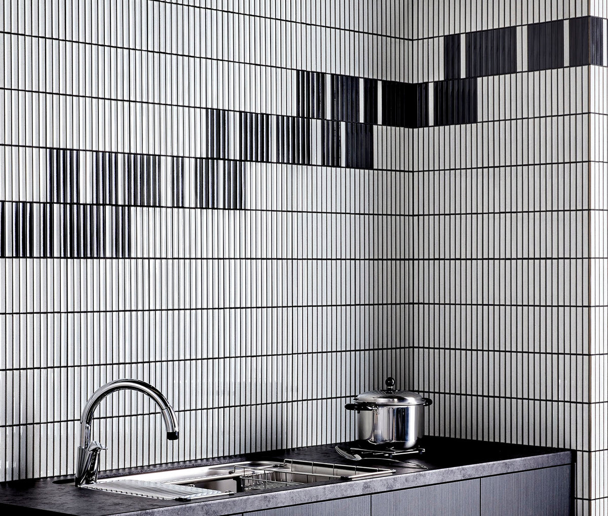 yuki border installations speckled white black 08