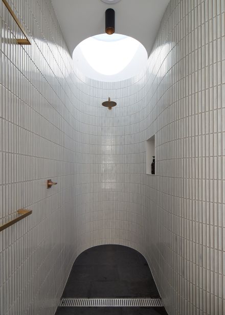 yuki border installations speckled white curved shower 03