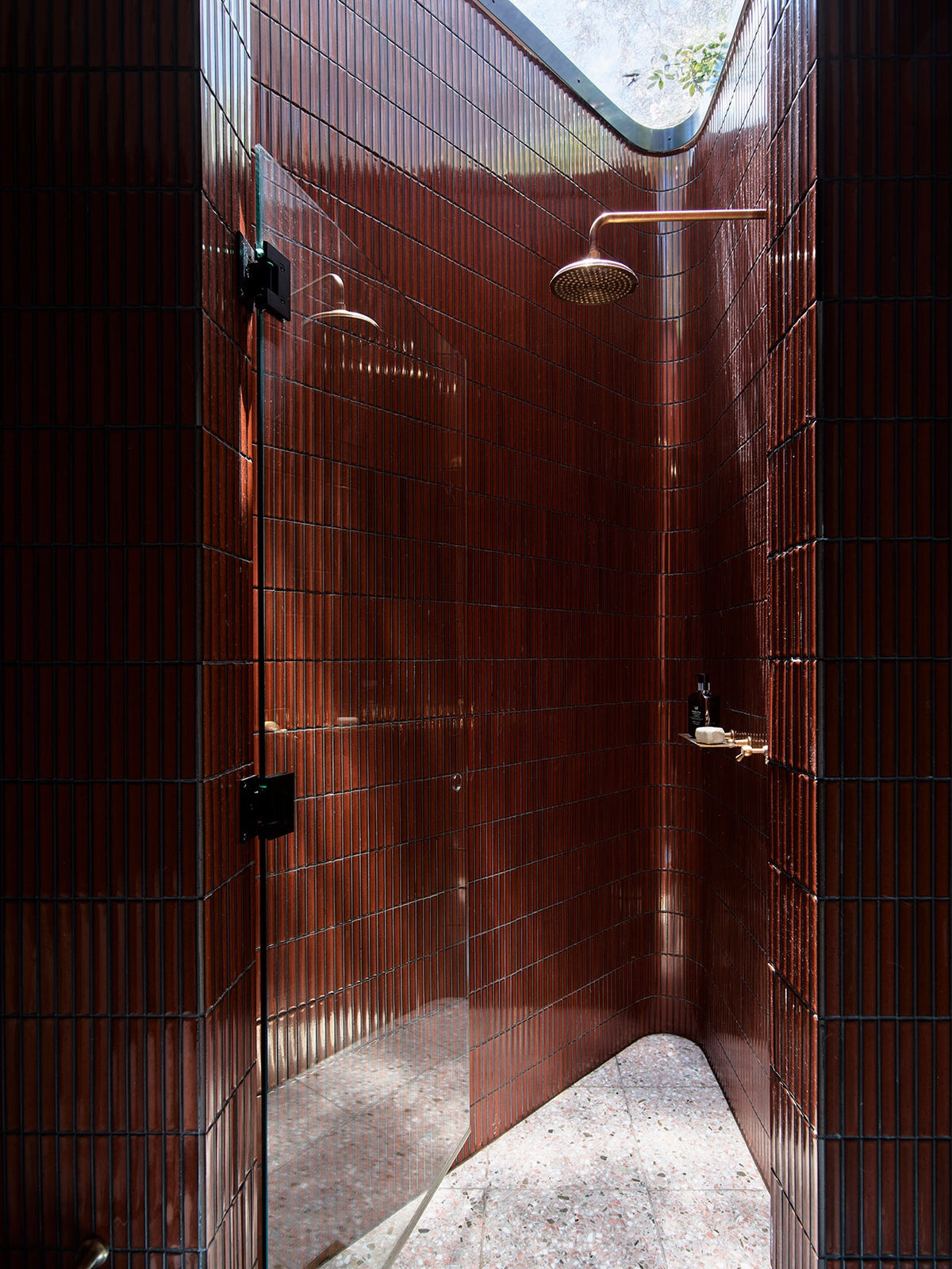 yuki border installations terracotta curved shower 06