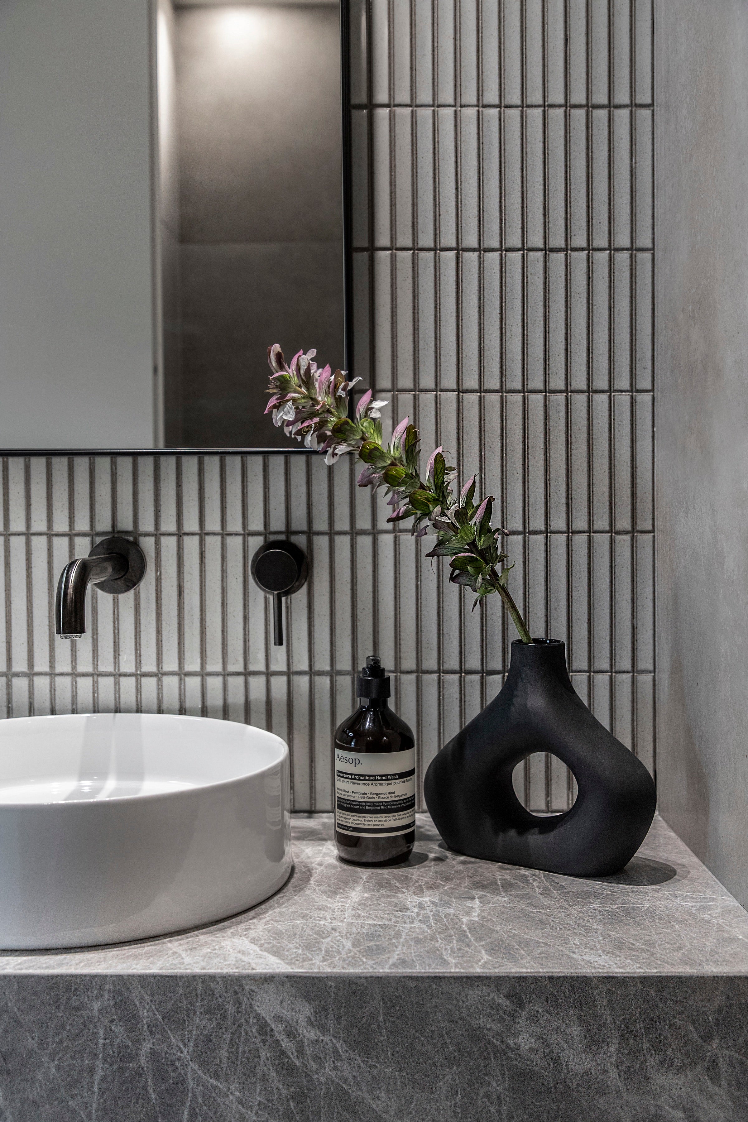 yuki border speckled white aurio studio athens bathroom 08
