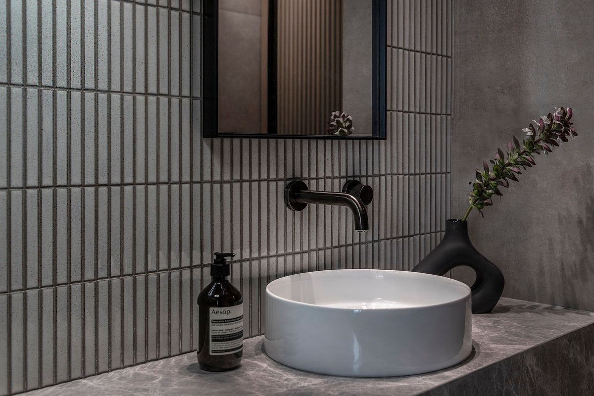 yuki border speckled white aurio studio athens bathroom 09