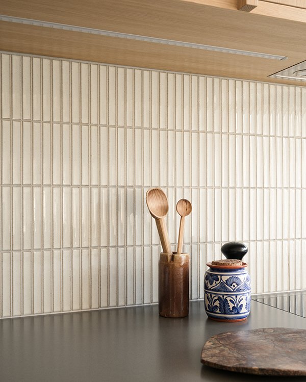 yuki border speckled white francisco sutherland kitchen 07
