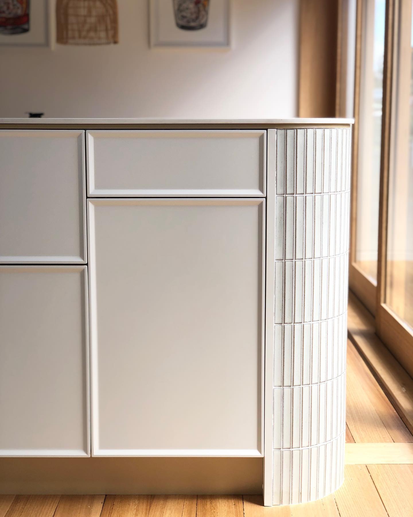 yuki border speckled white hill st hall kitchen 02