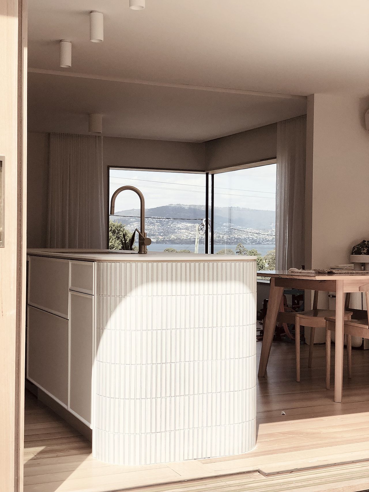 yuki border speckled white hill st hall kitchen 03