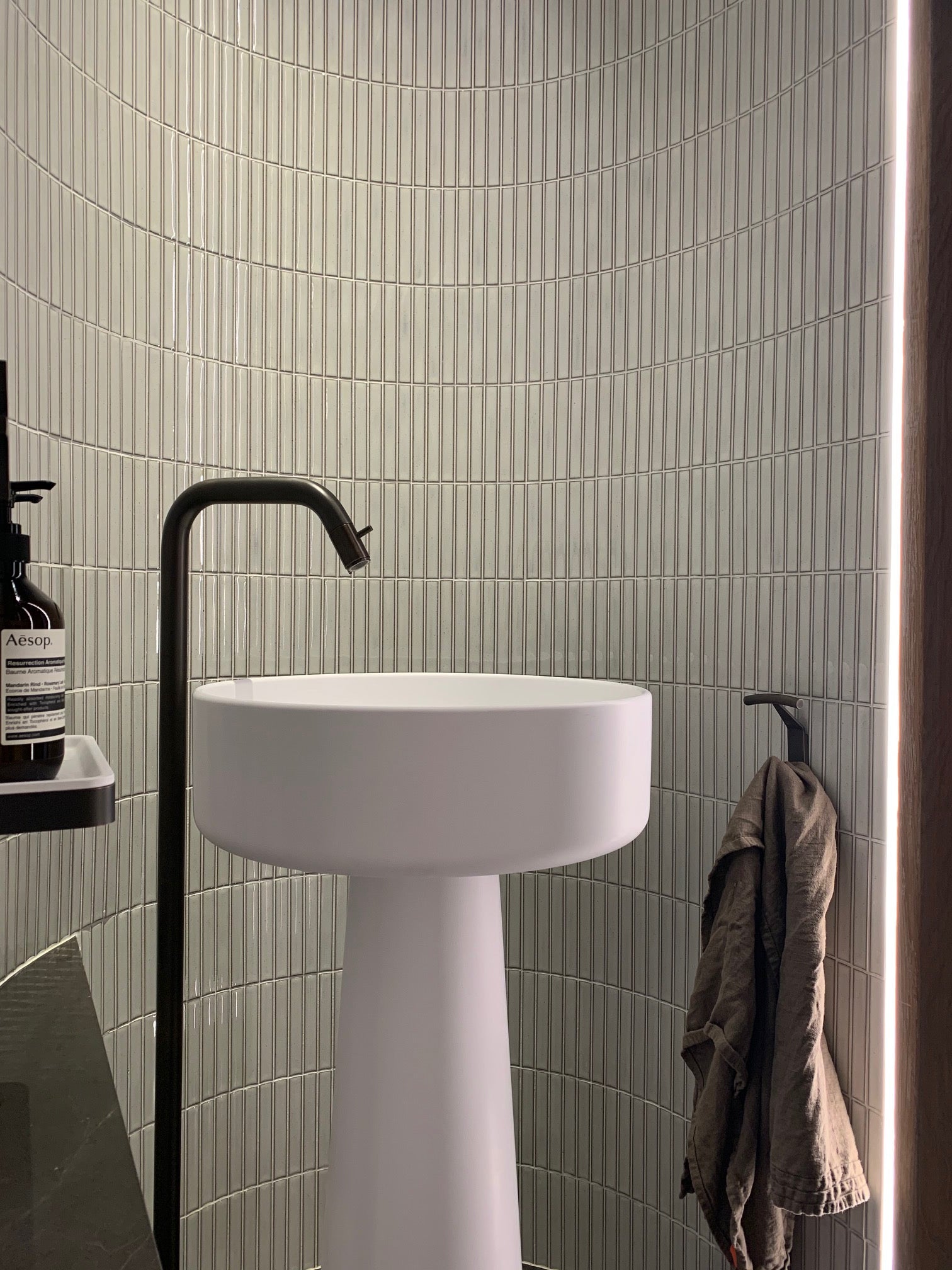 yuki border speckled white realmie curved bathroom 03