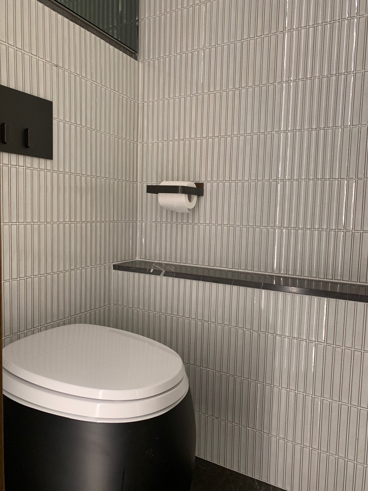 yuki border speckled white realmie curved bathroom 04