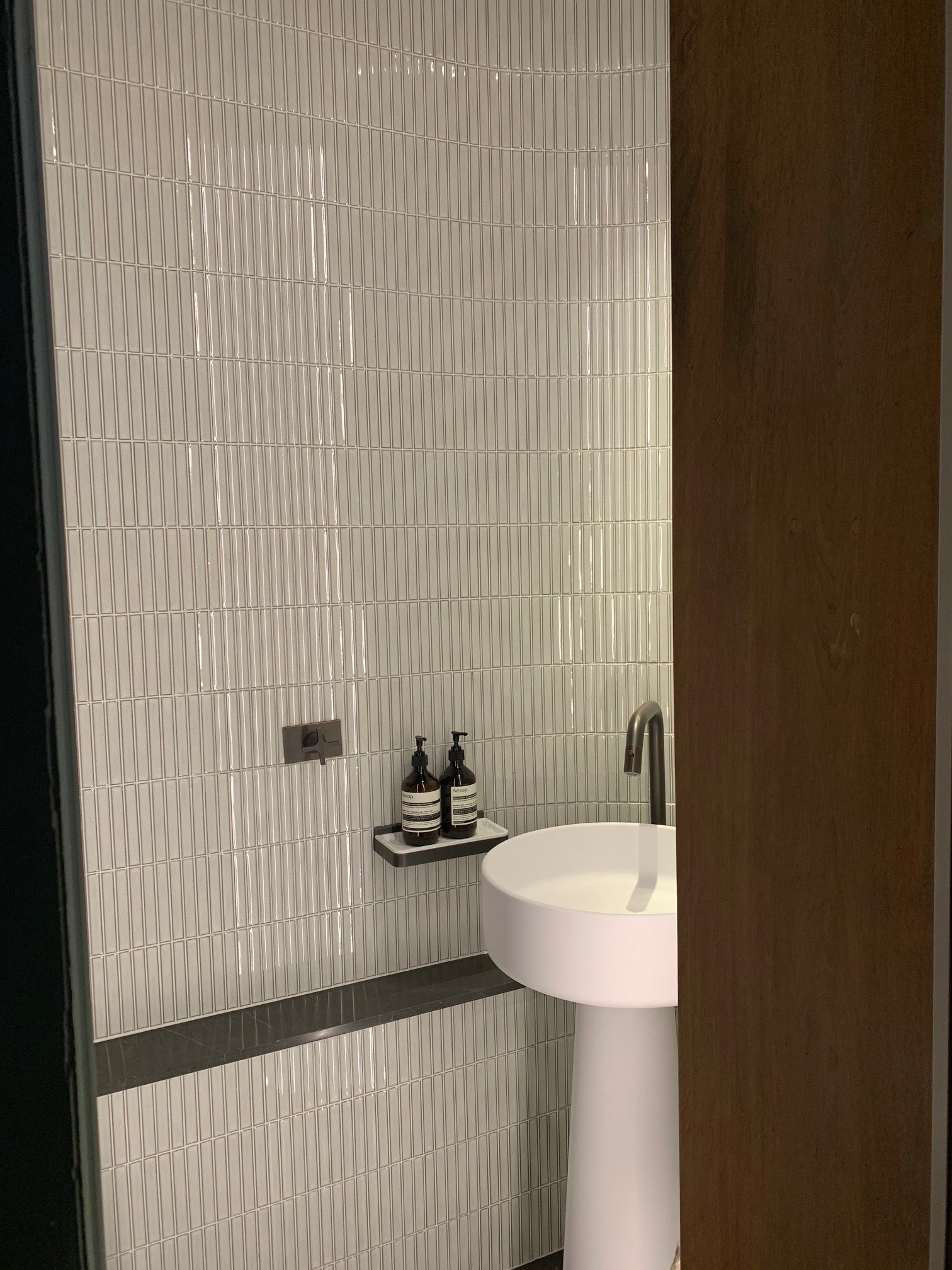 yuki border speckled white realmie curved bathroom 05