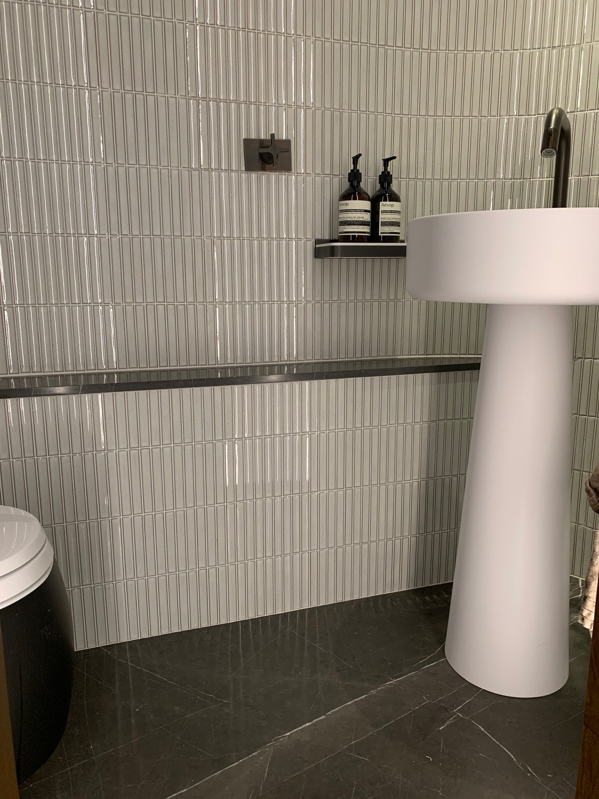 yuki border speckled white realmie curved bathroom 06