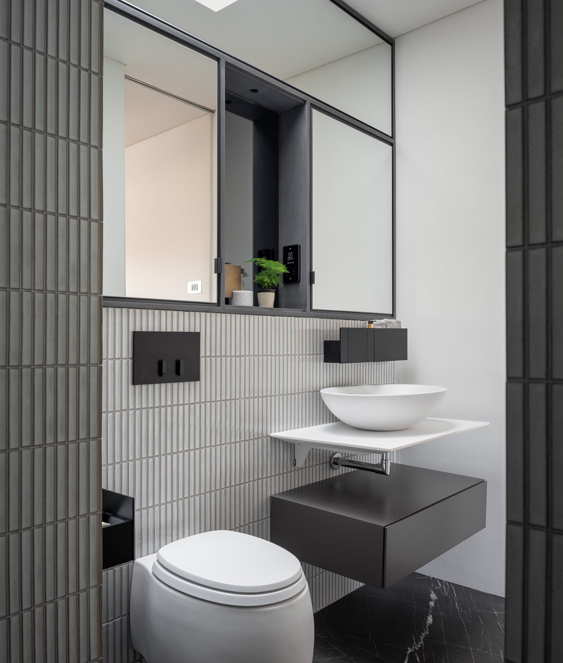 yuki border speckled white realmie curved bathroom 07