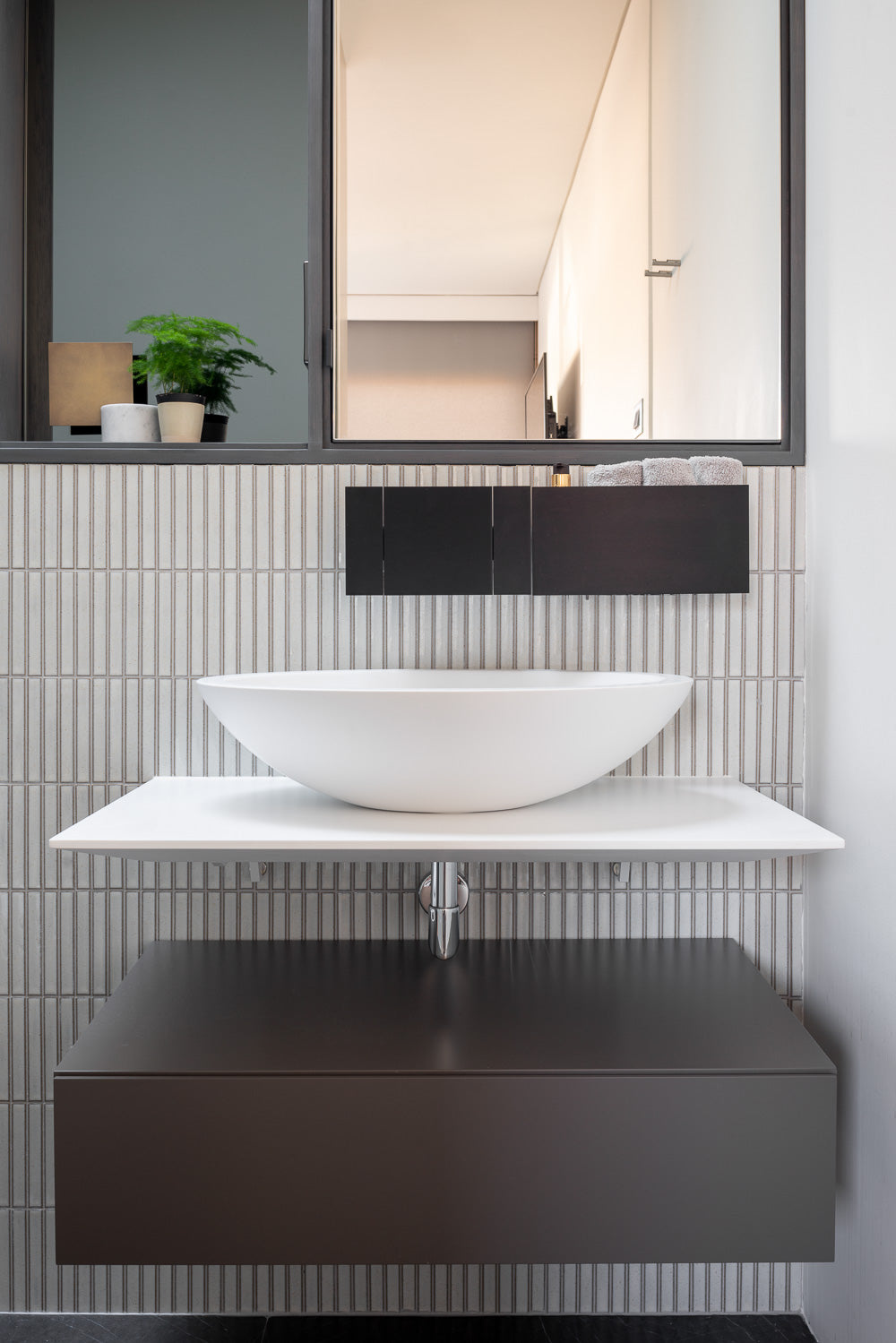 yuki border speckled white realmie curved bathroom 08