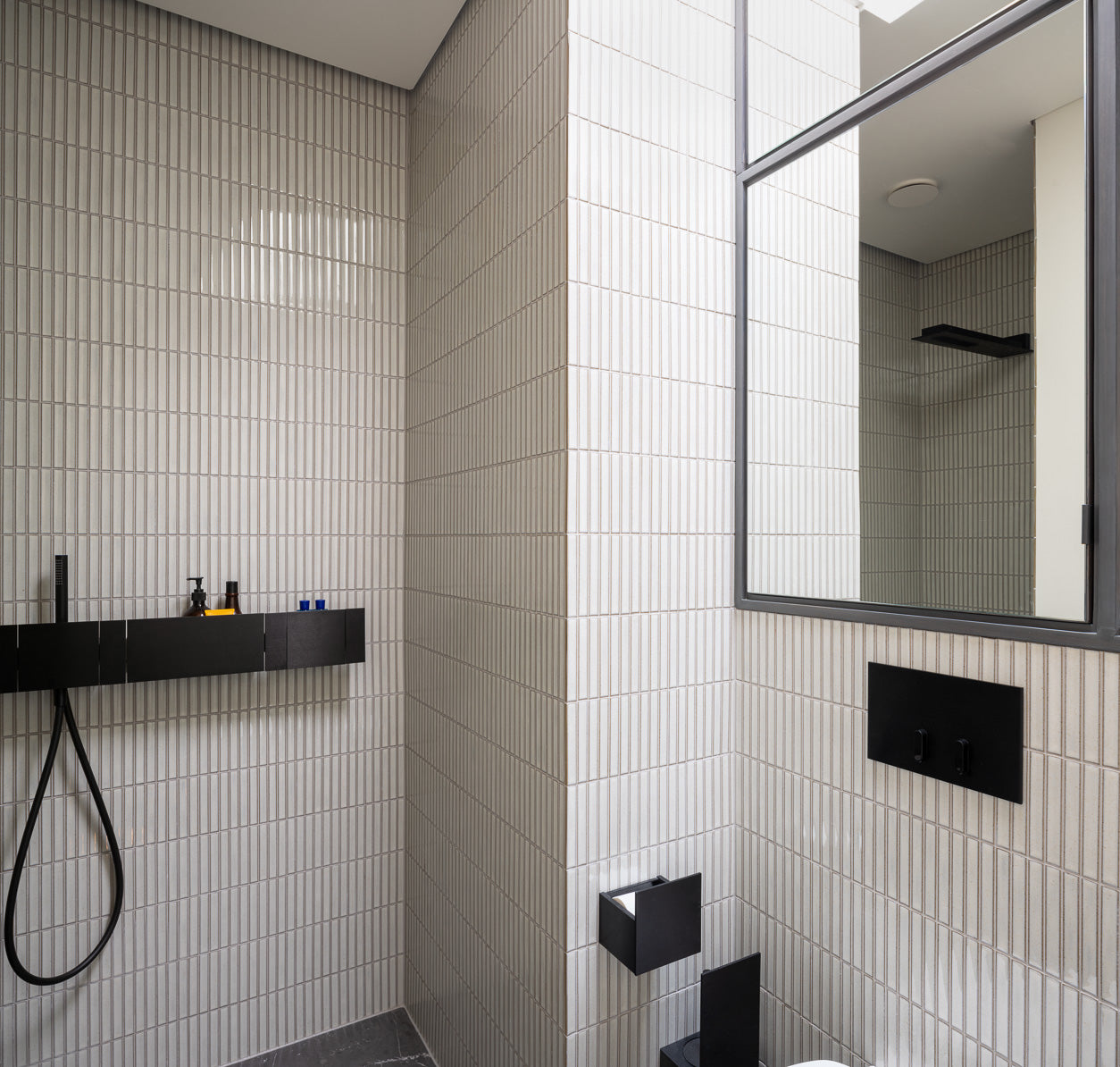 yuki border speckled white realmie curved bathroom 09
