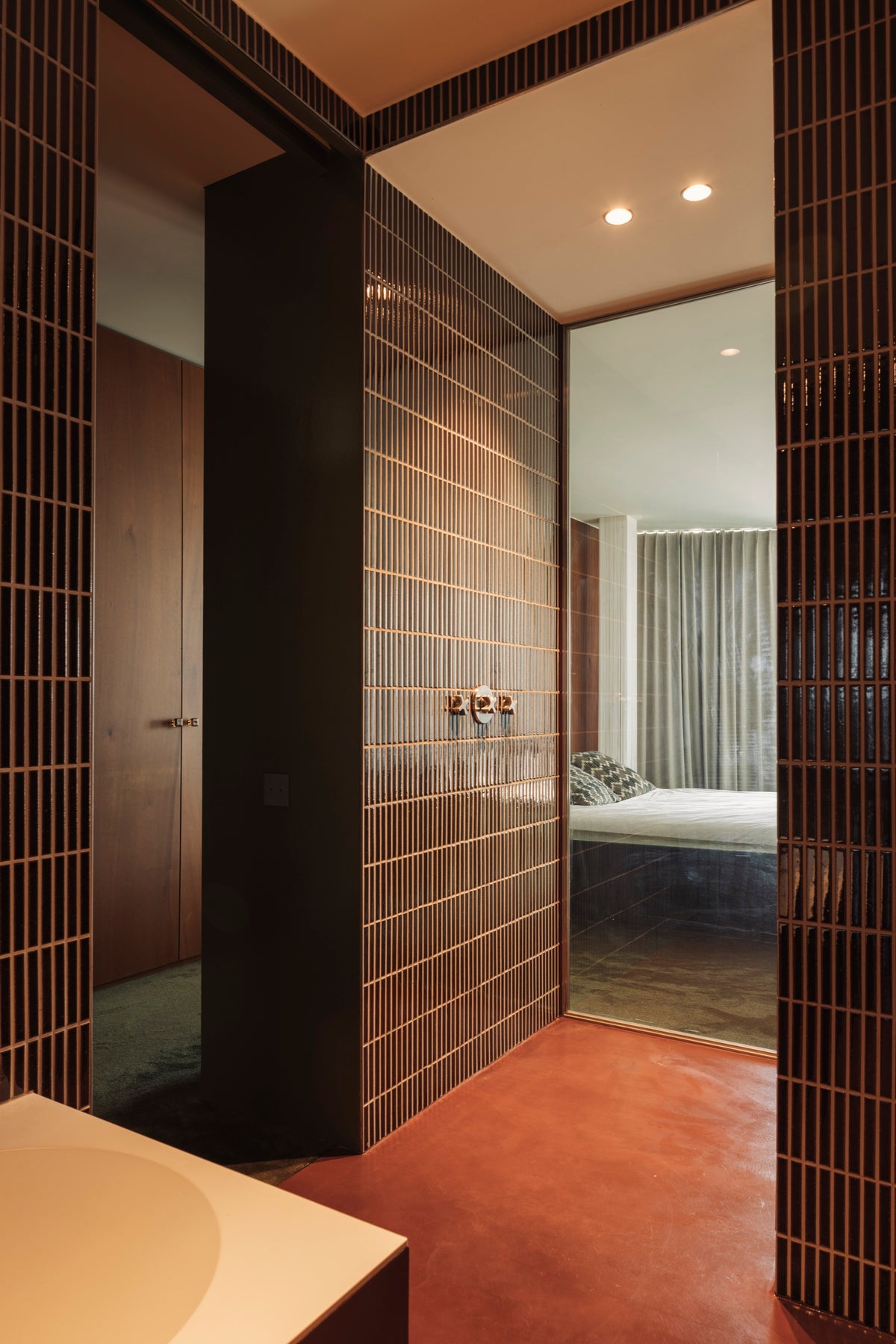 Kaji Border Burnt Russet tiled wall in the Knokke-Heist penthouse bathroom