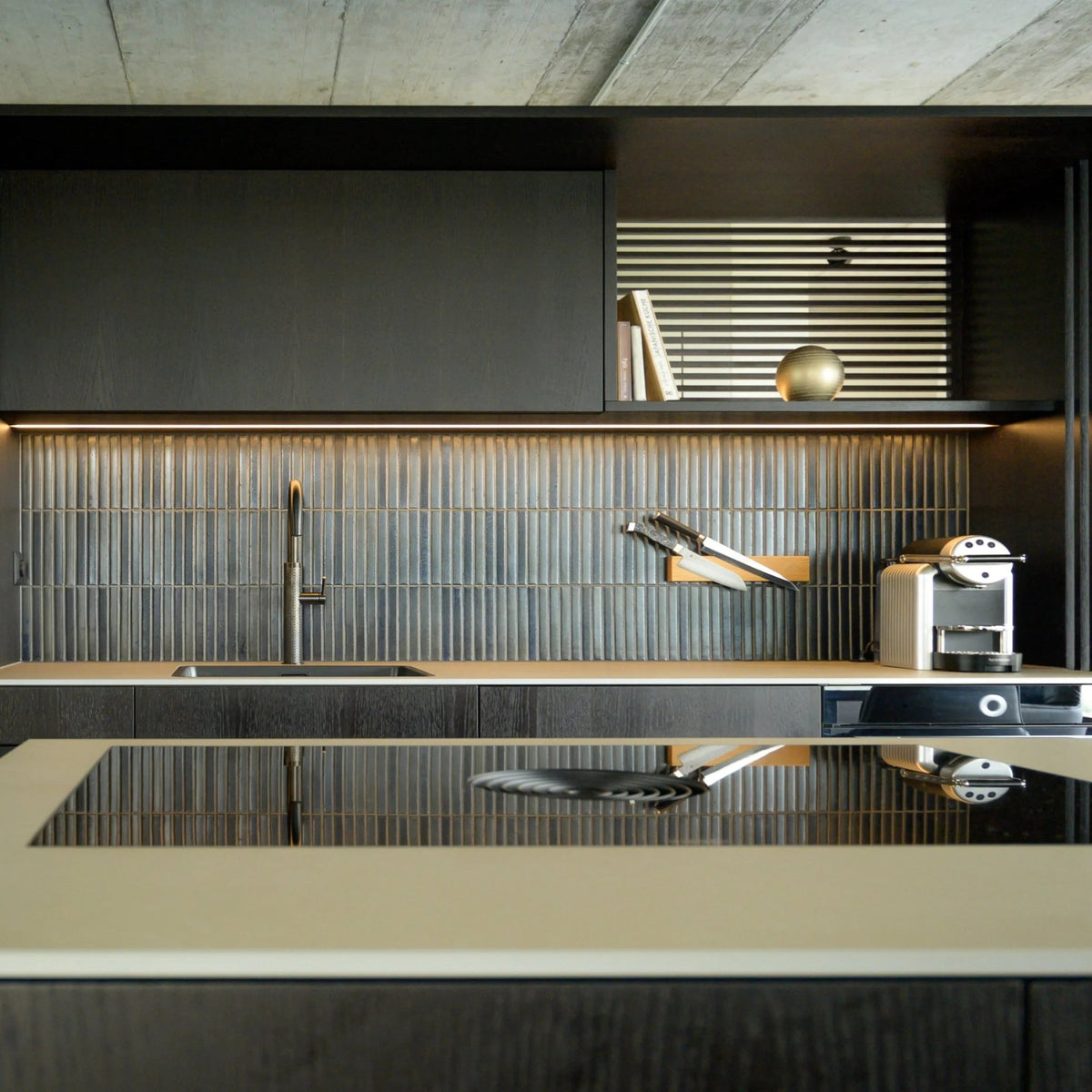Recuerdo Japanese porcelain wall tile in Matt Black – Mittsu Japanese Tiles