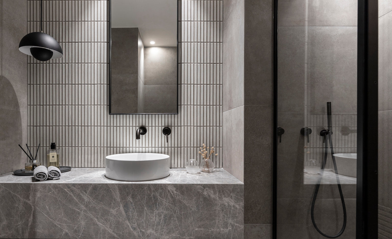yuki border speckled white aurio studio athens bathroom 02