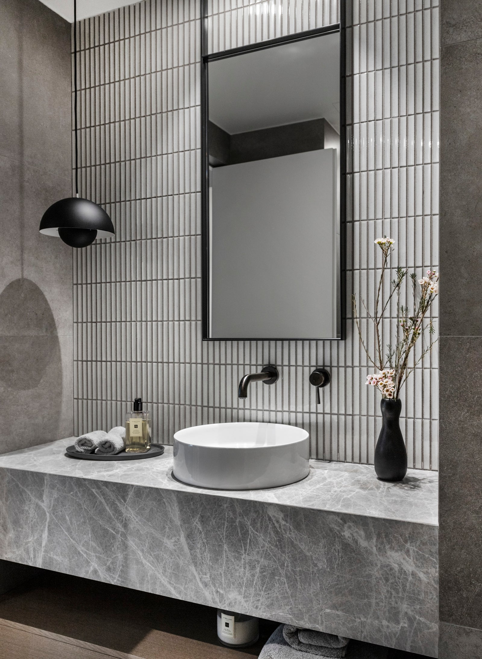 yuki border speckled white aurio studio athens bathroom 06