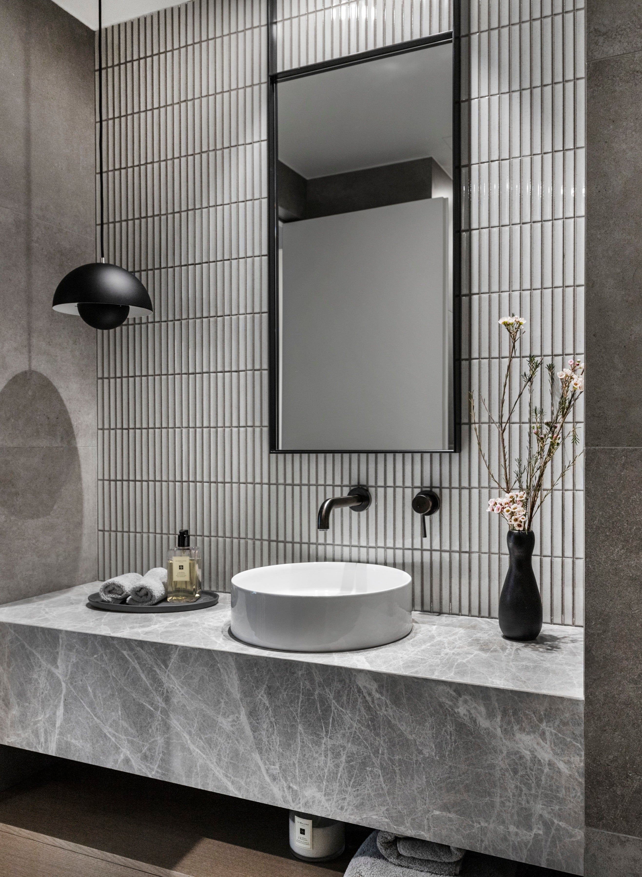 yuki border speckled white aurio studio athens bathroom 06