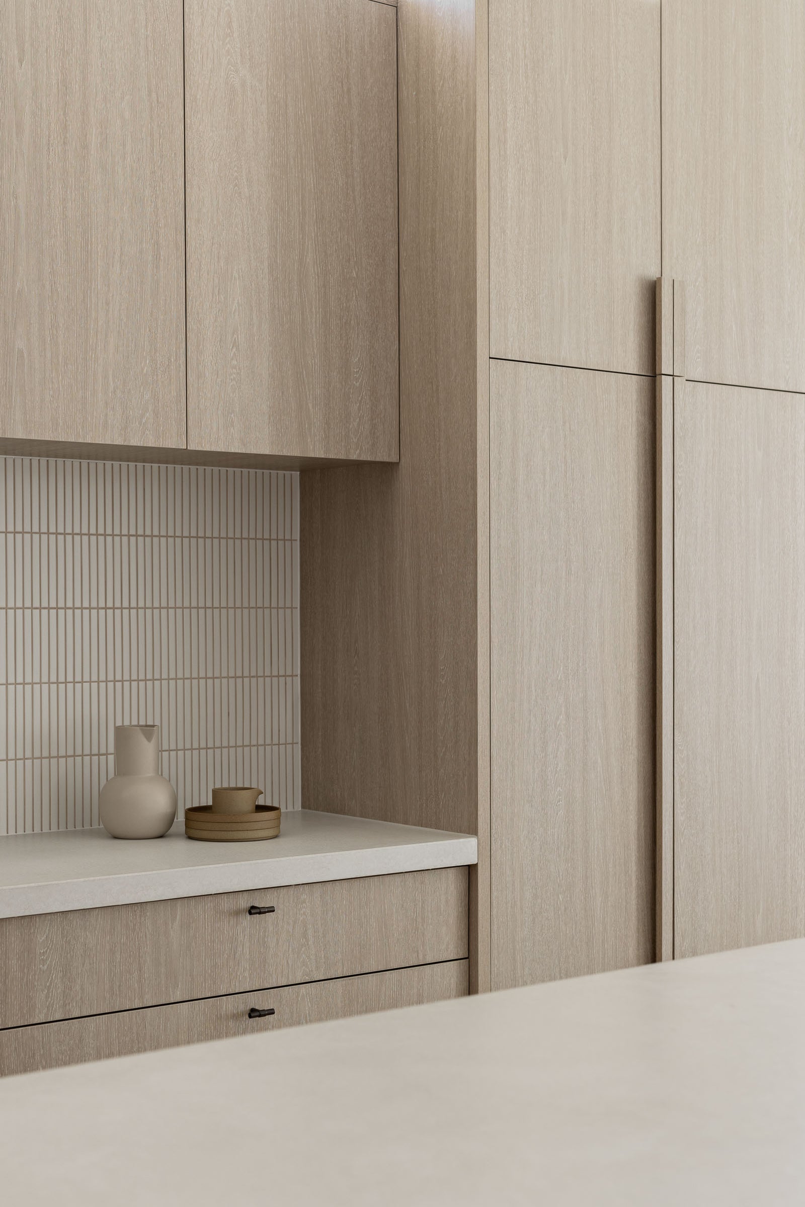 yuki border speckled white casa clisby way kitchen 01