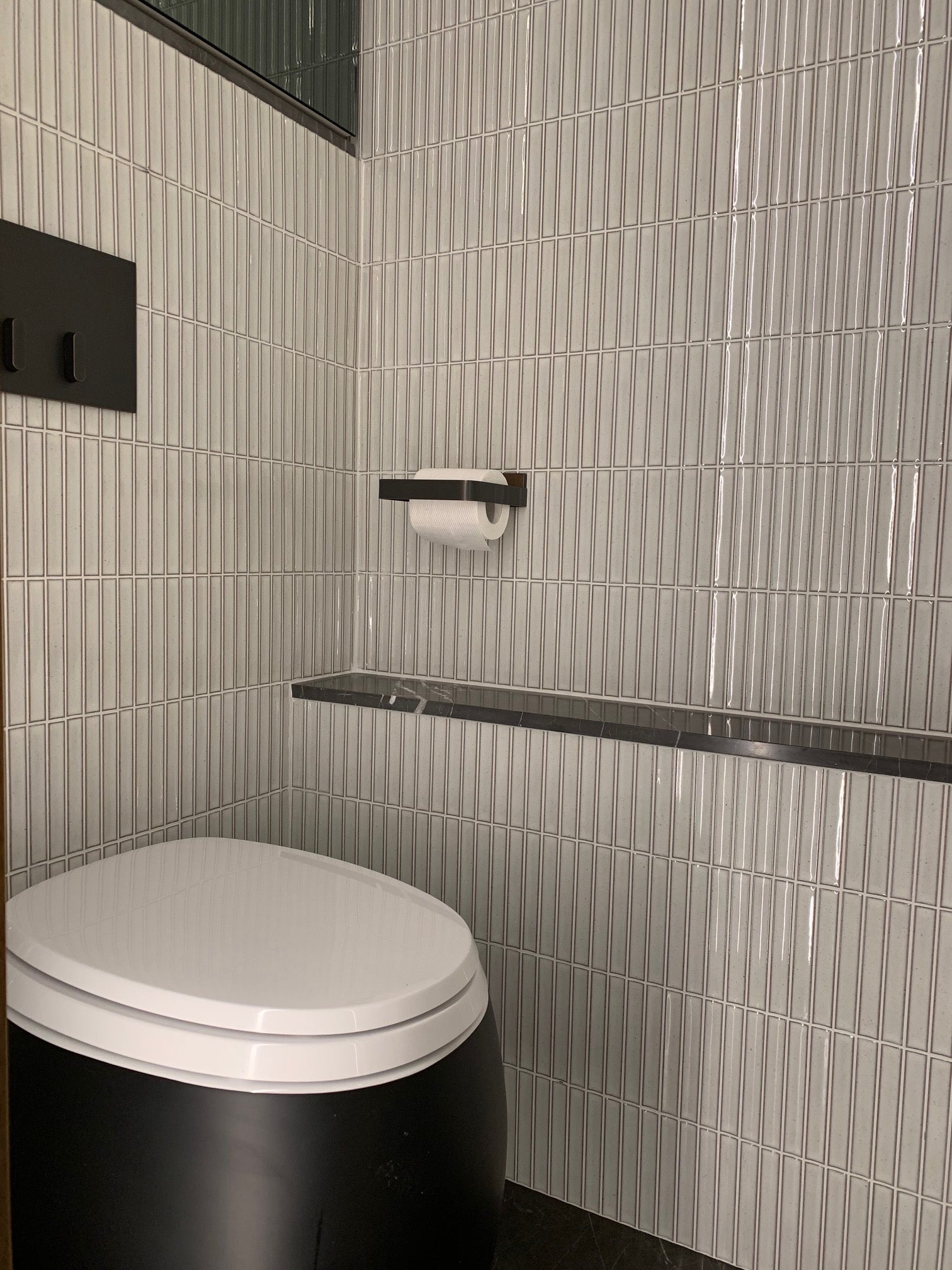 yuki border speckled white realmie curved bathroom 04