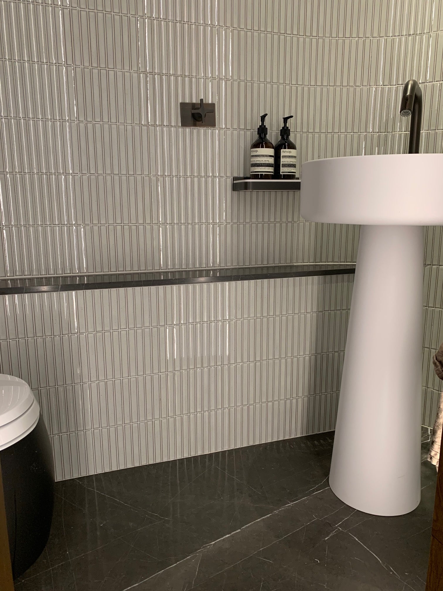 yuki border speckled white realmie curved bathroom 06