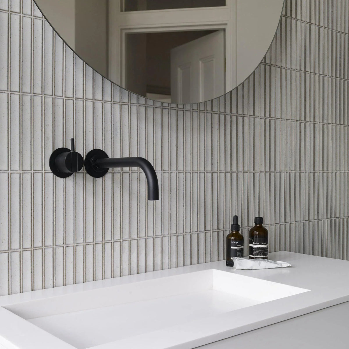 Yuki Border Japanese porcelain wall tile in Speckled White – Mittsu Japanese Tiles