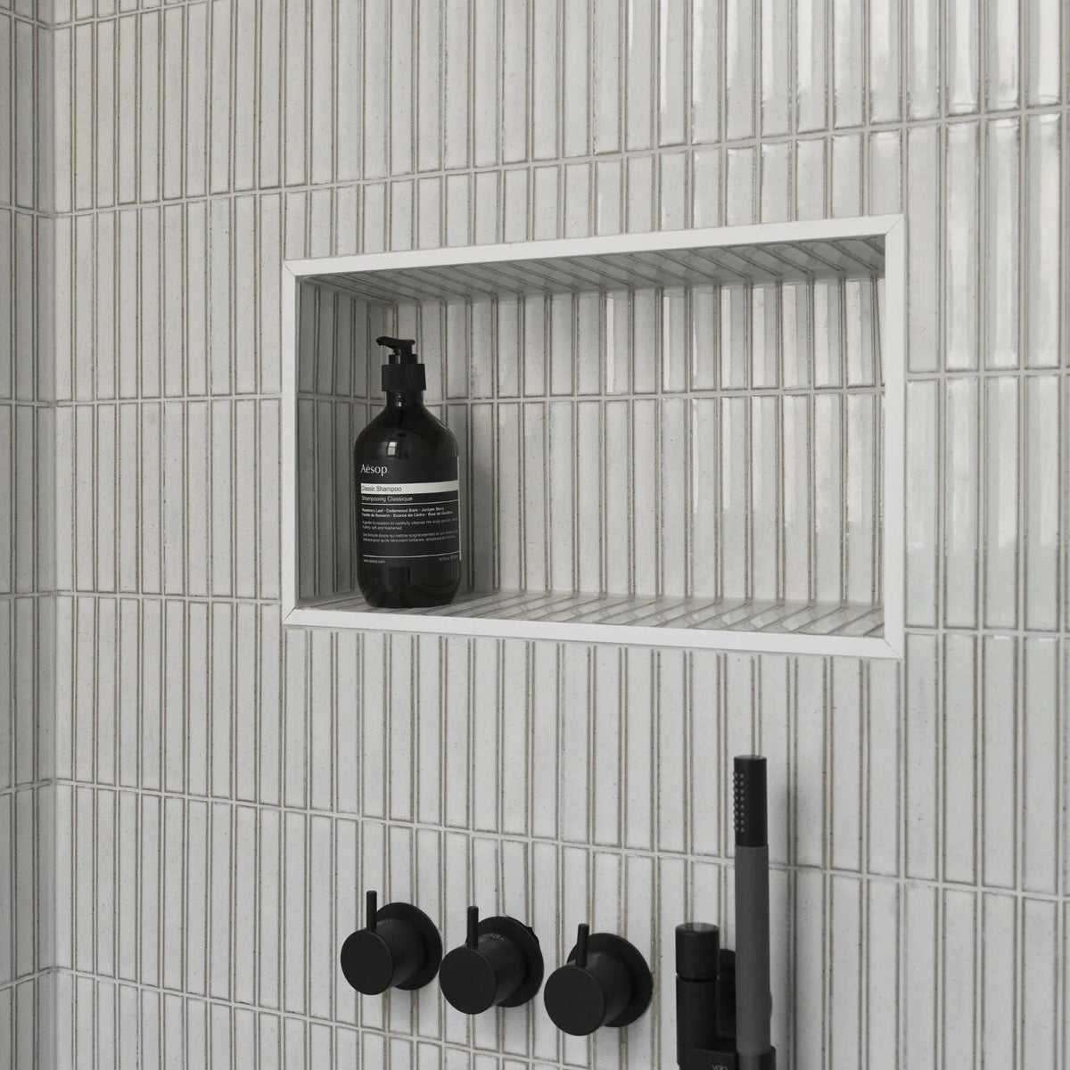 Yuki Border Japanese porcelain wall tile in Speckled White – Mittsu Japanese Tiles