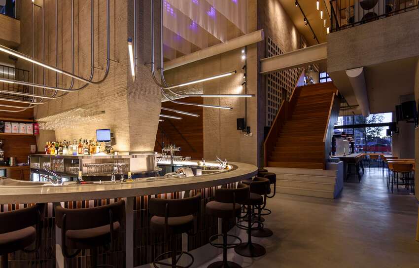 Interior where surfaces and light shape the atmosphere